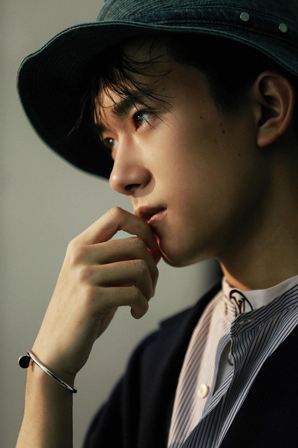 易烊千玺时尚大刊花絮照曝光 百搭渔夫帽少年感尽显