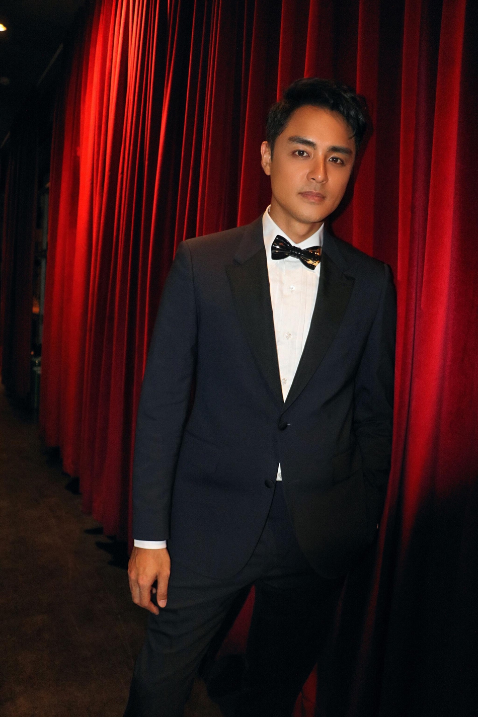 明道亮相新作宣传 黑色西装魅力全开