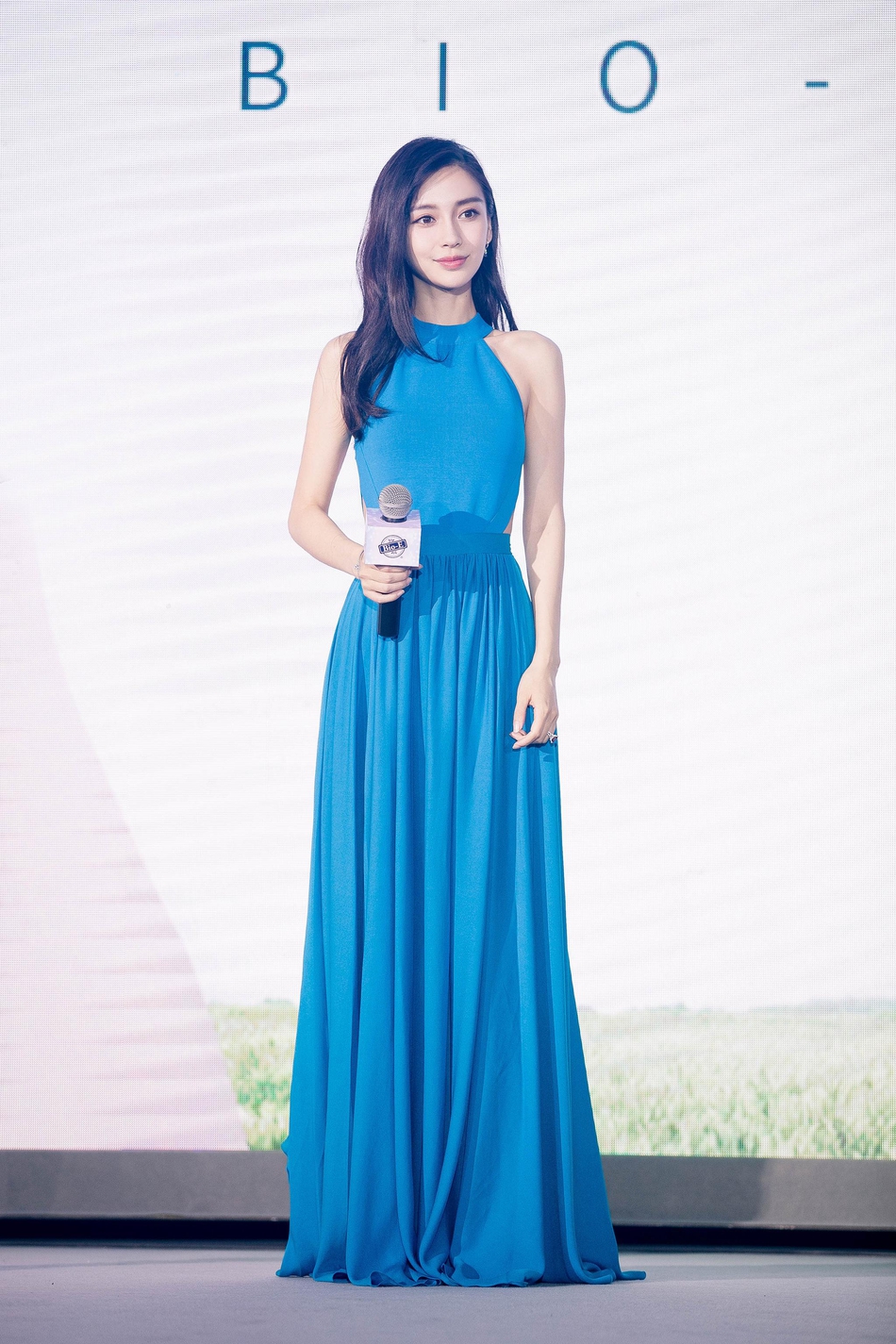 angelababy"露背杀"清凉来袭 蓝色礼裙淡雅妆容仙气十足