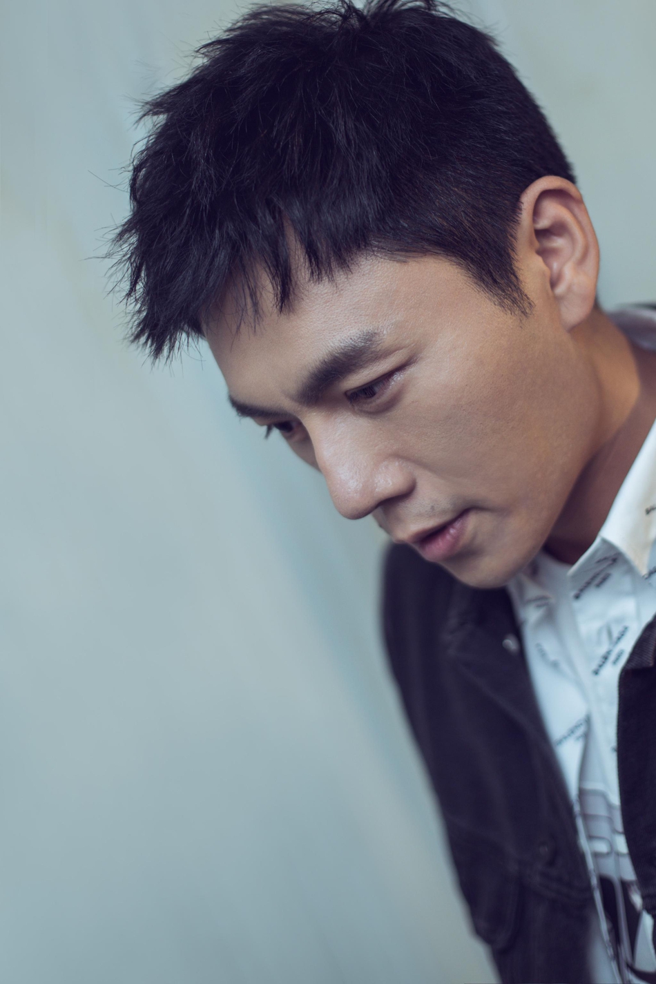 明星爱大牌:秦昊牛仔外套清爽帅气