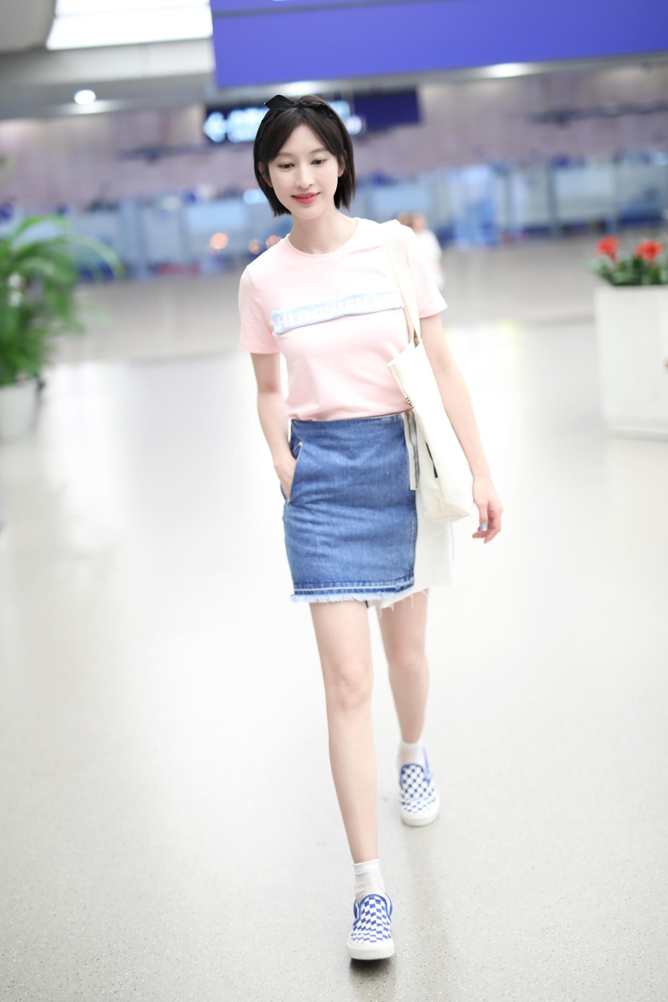 张俪现身机场 樱花粉字母t少女感十足