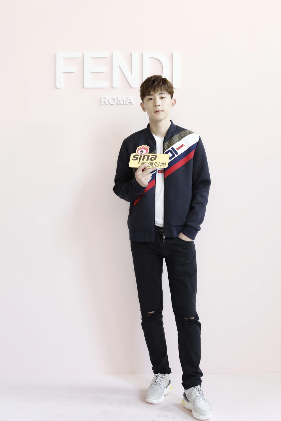 邓伦亮相米兰时装周fendi大秀 青春活力尽显