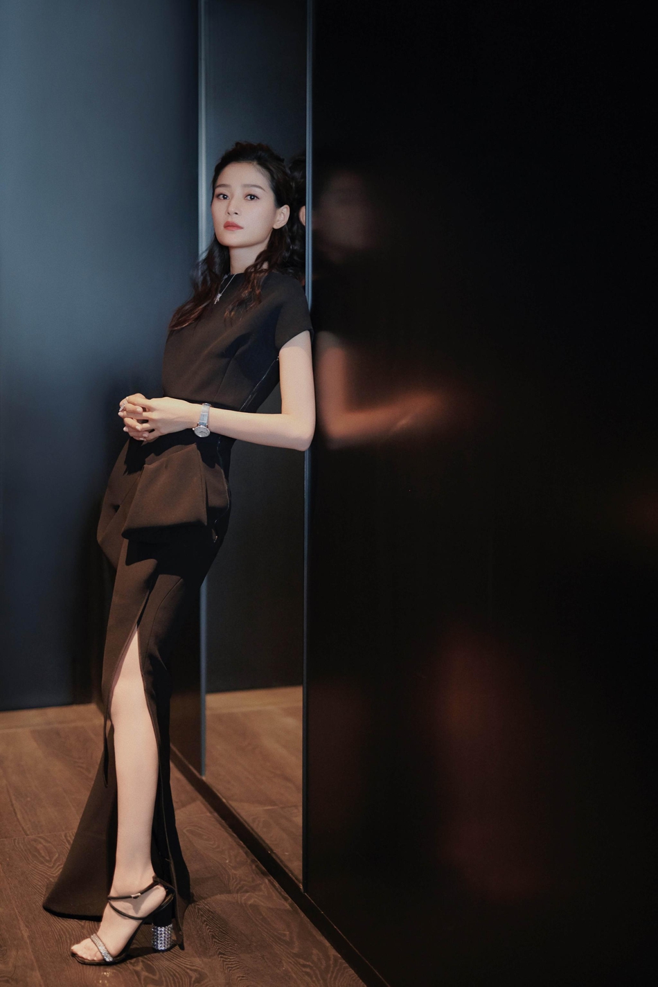 王媛可最新美图曝光 "小腰精"变身时尚icon