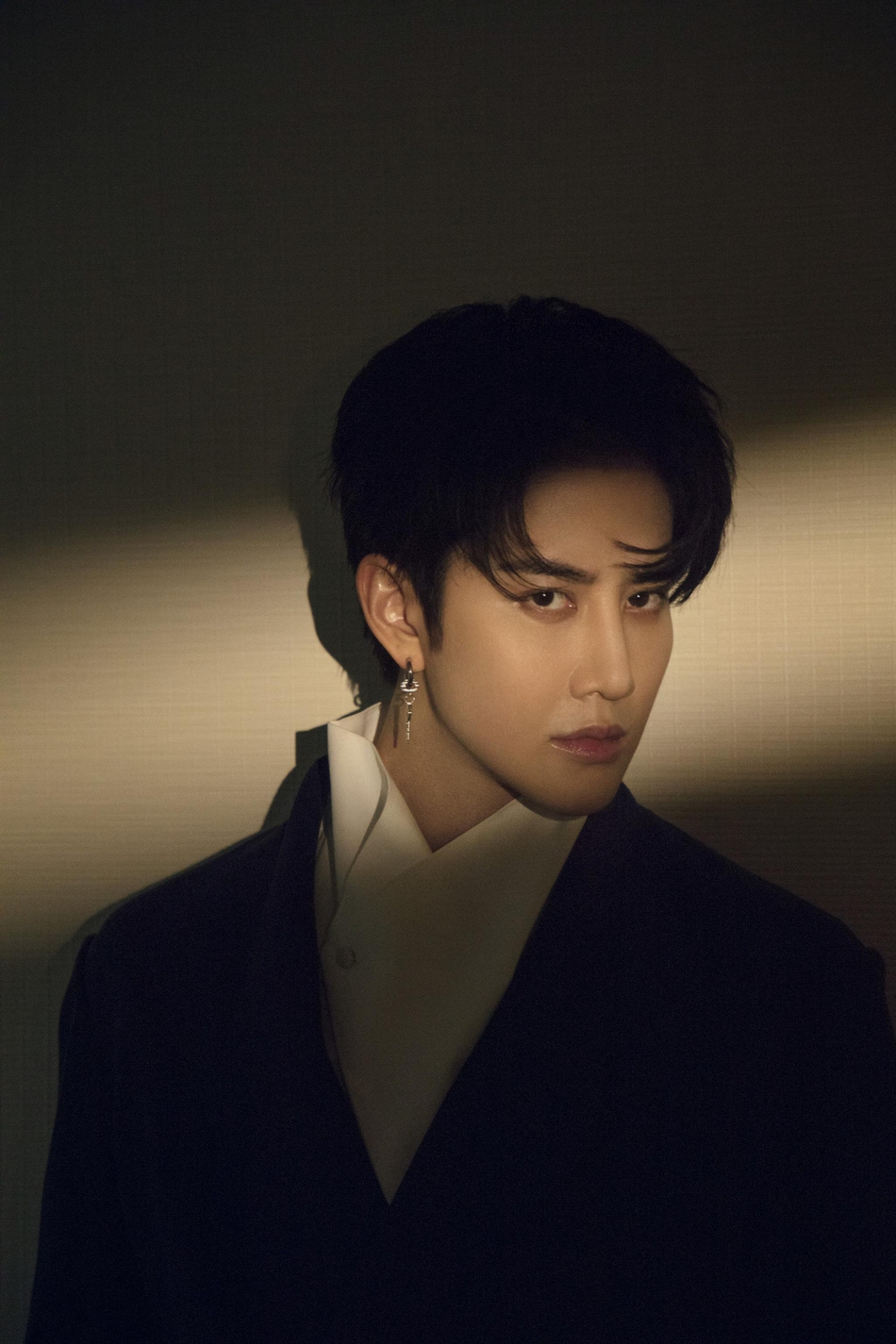 mikeangelo出席活动西装造型魅力尽显