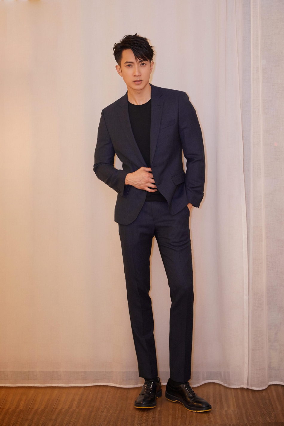 吴尊写真大片曝光 蓝色西装绅士干练