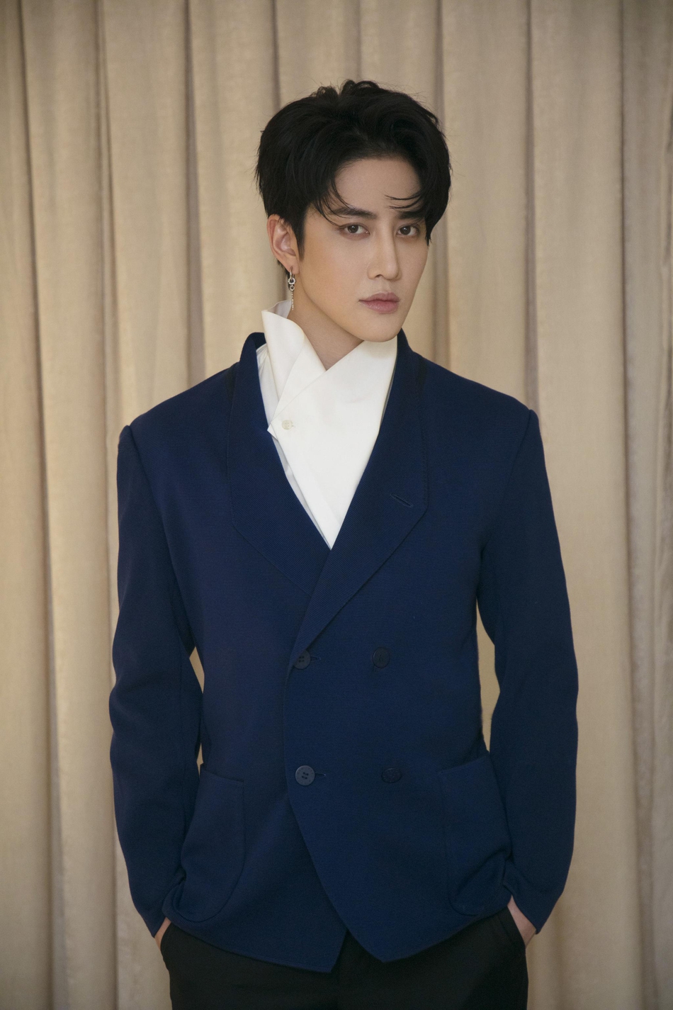 mike angelo出席活动 西装造型魅力尽显