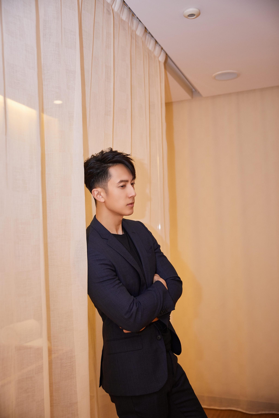 吴尊写真大片曝光 蓝色西装绅士干练