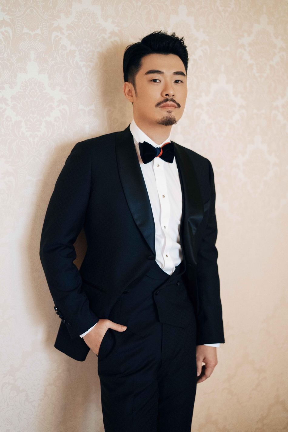 陈赫亮相中国电影华表奖 黑色西服成熟稳重