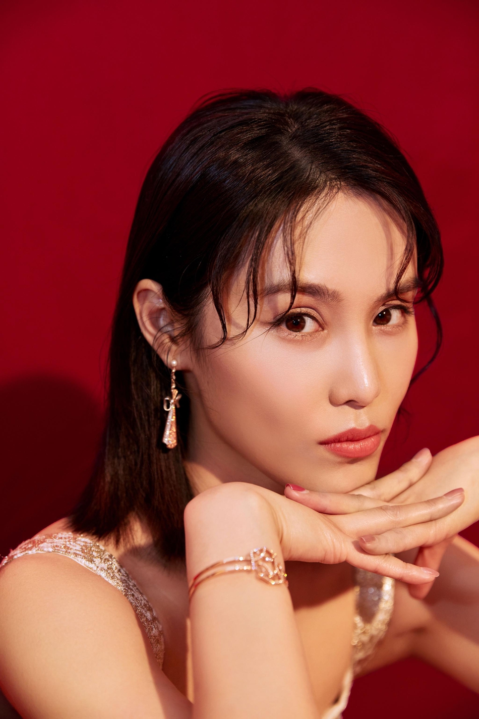 韩丹彤写真大片曝光 金色长裙婀娜尽显