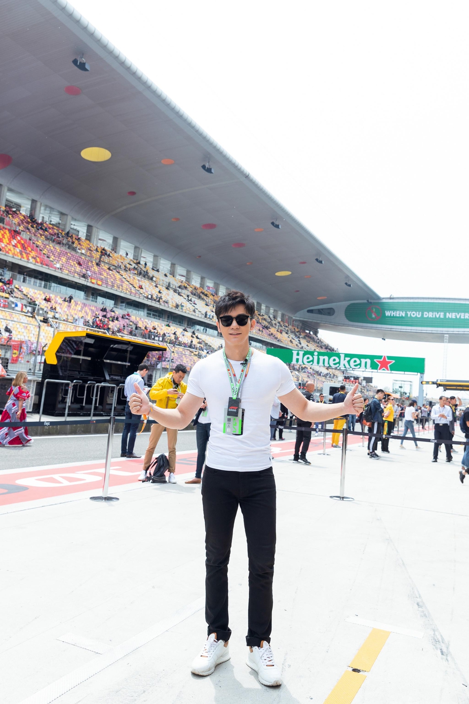 明星爱大牌:李晨蓝色夹克清爽帅气好身材尽显