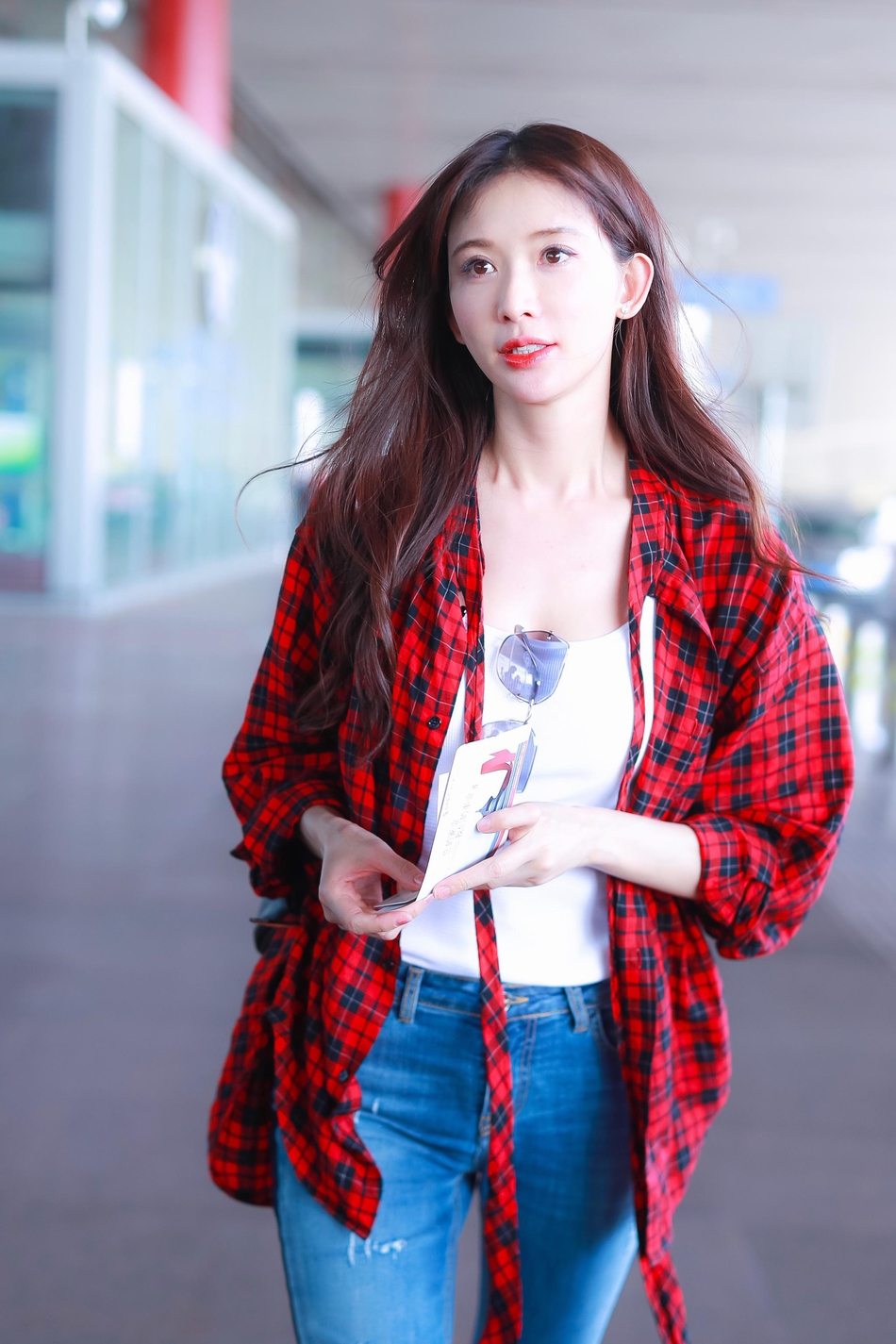 林志玲着格子衬衫现身机场 简约着装清凉范十足