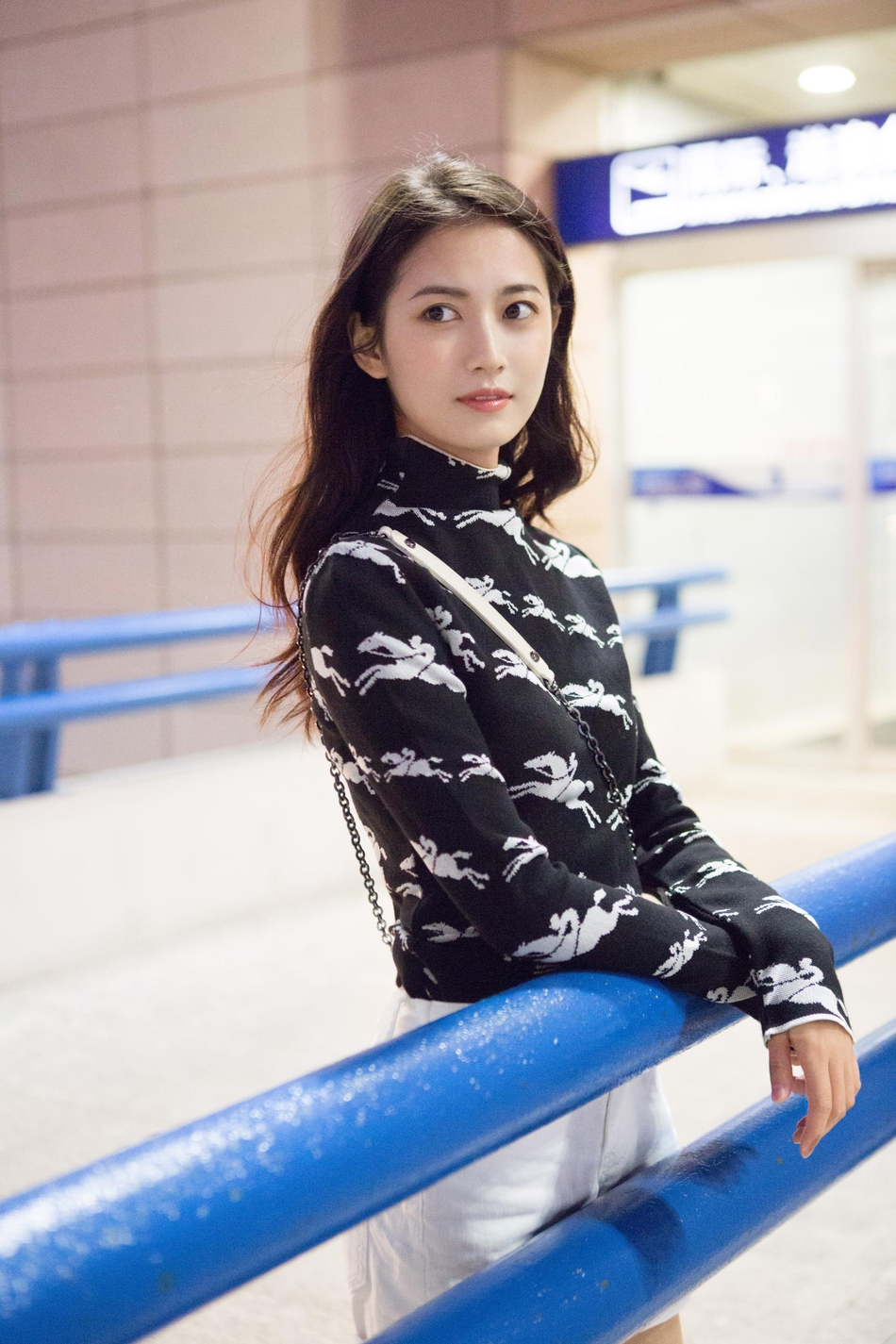 陈钰琪启程纽约时装周 印花上衣配短裤活力满满