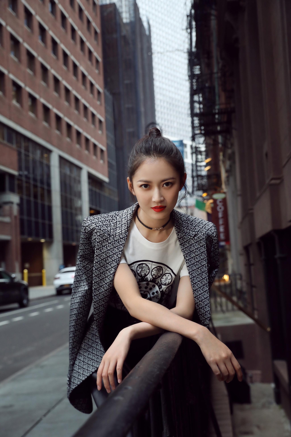 陈钰琪现身纽约时装周 西装配皮裙又飒又美