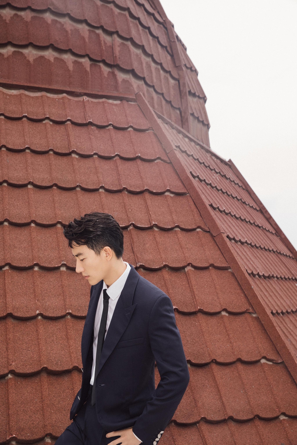 黄轩亮相first青年电影节 深蓝色西装低调稳重_高清图集_新浪网