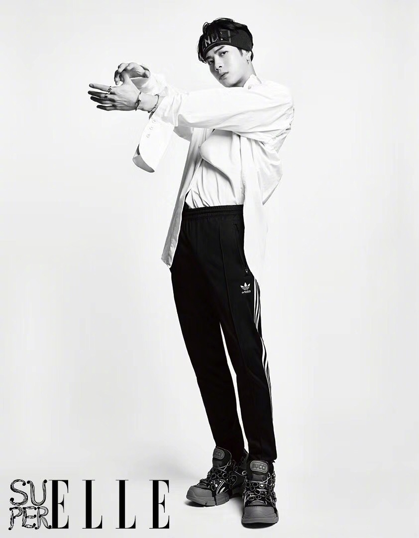 王嘉尔橘色连体长裤登杂志封面 眼神深邃表情高冷撩人