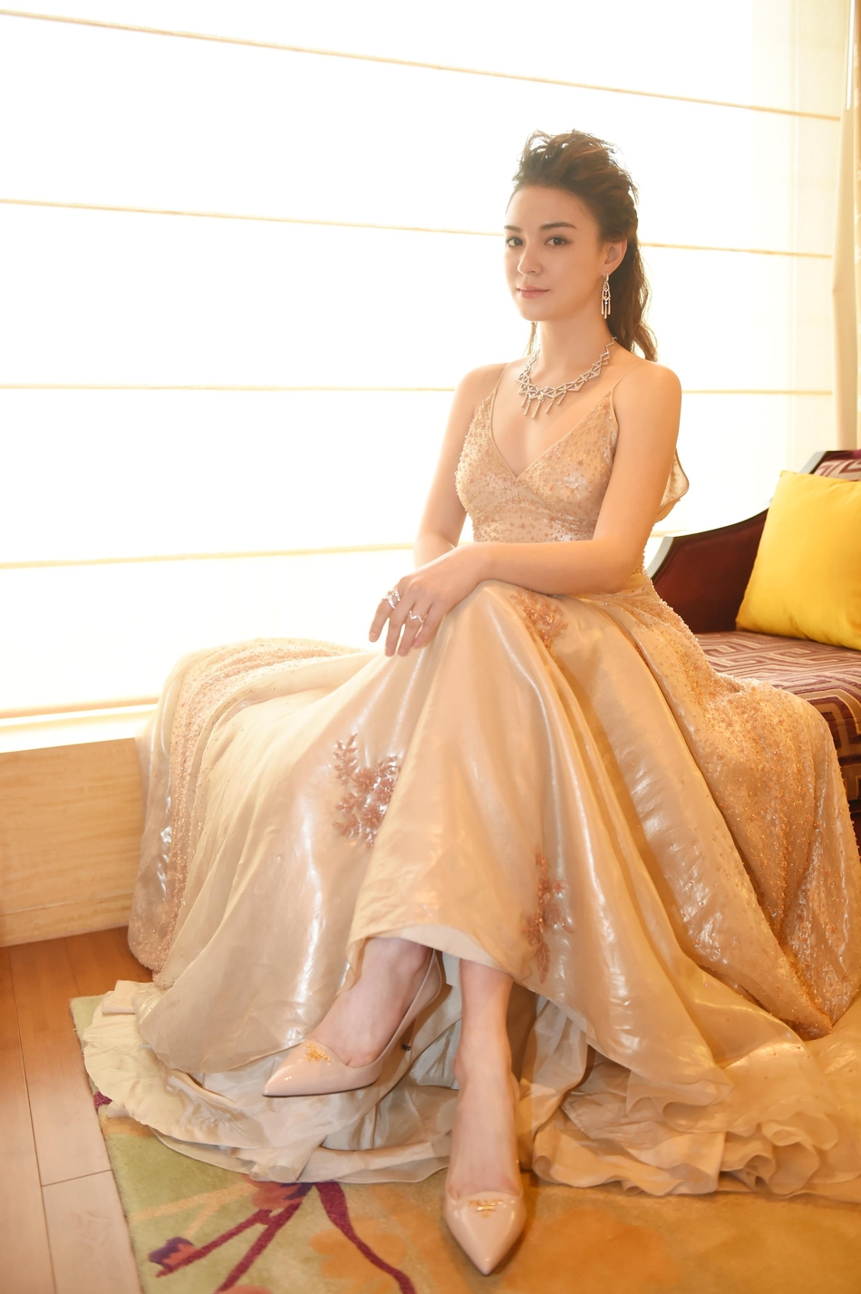 张榕容亮相华鼎奖香槟色礼服温婉大气