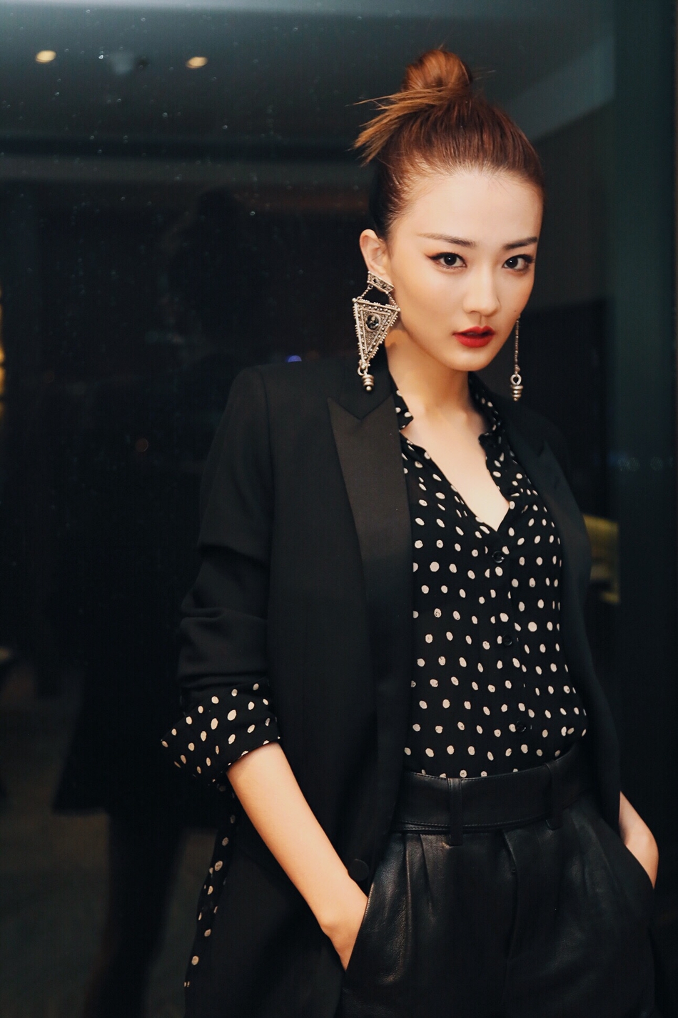 徐璐吸烟装亮相 变身帅气酷女孩