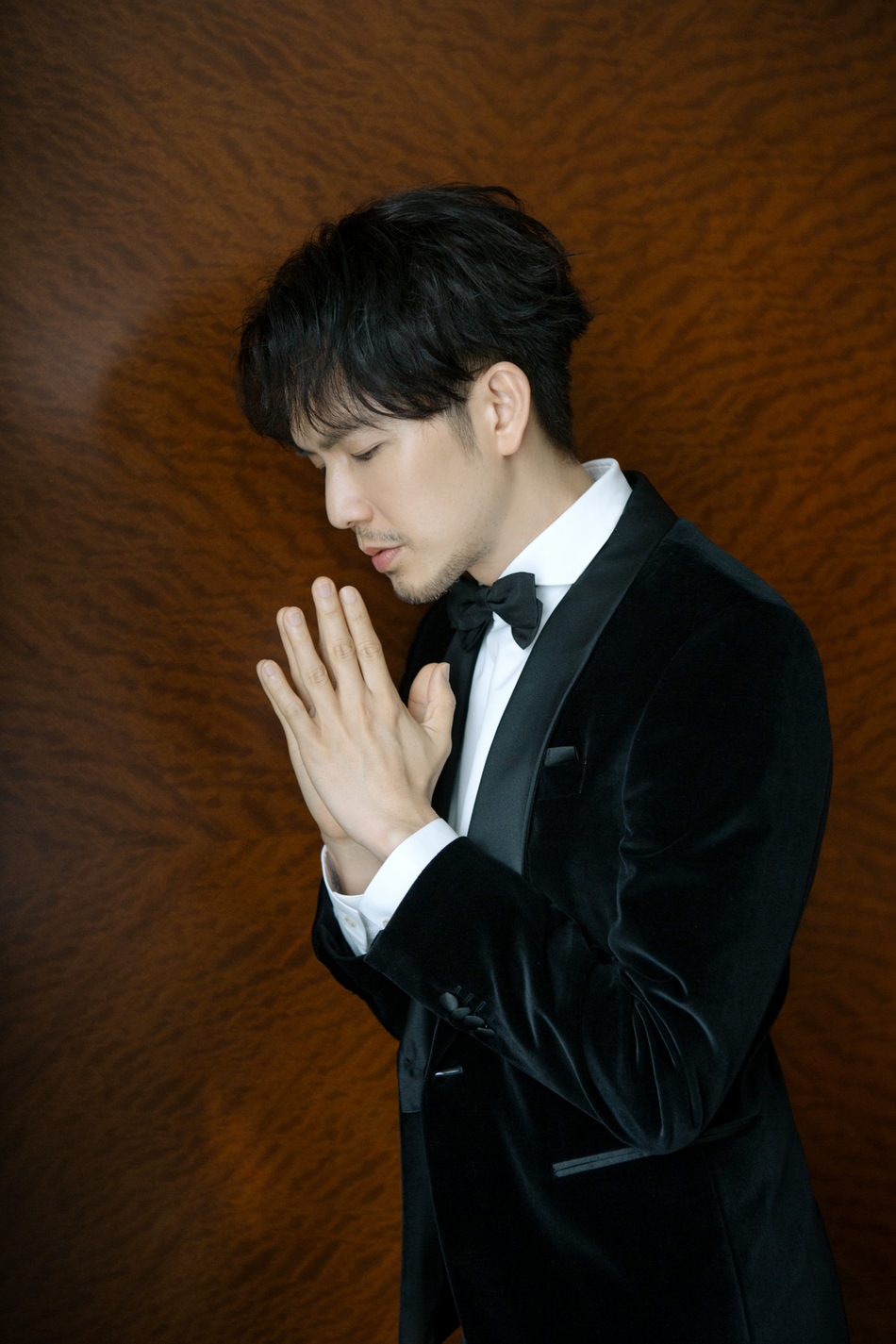 钟汉良亮相上海电影节 西装杀魅力十足