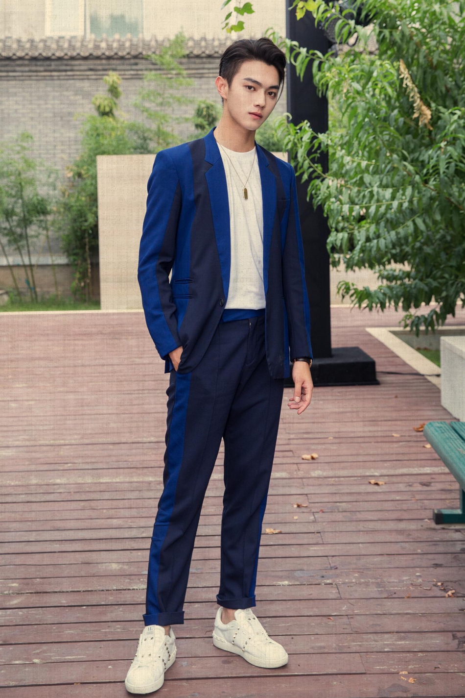 许凯藏蓝西装 风度翩翩"傅恒"范儿十足