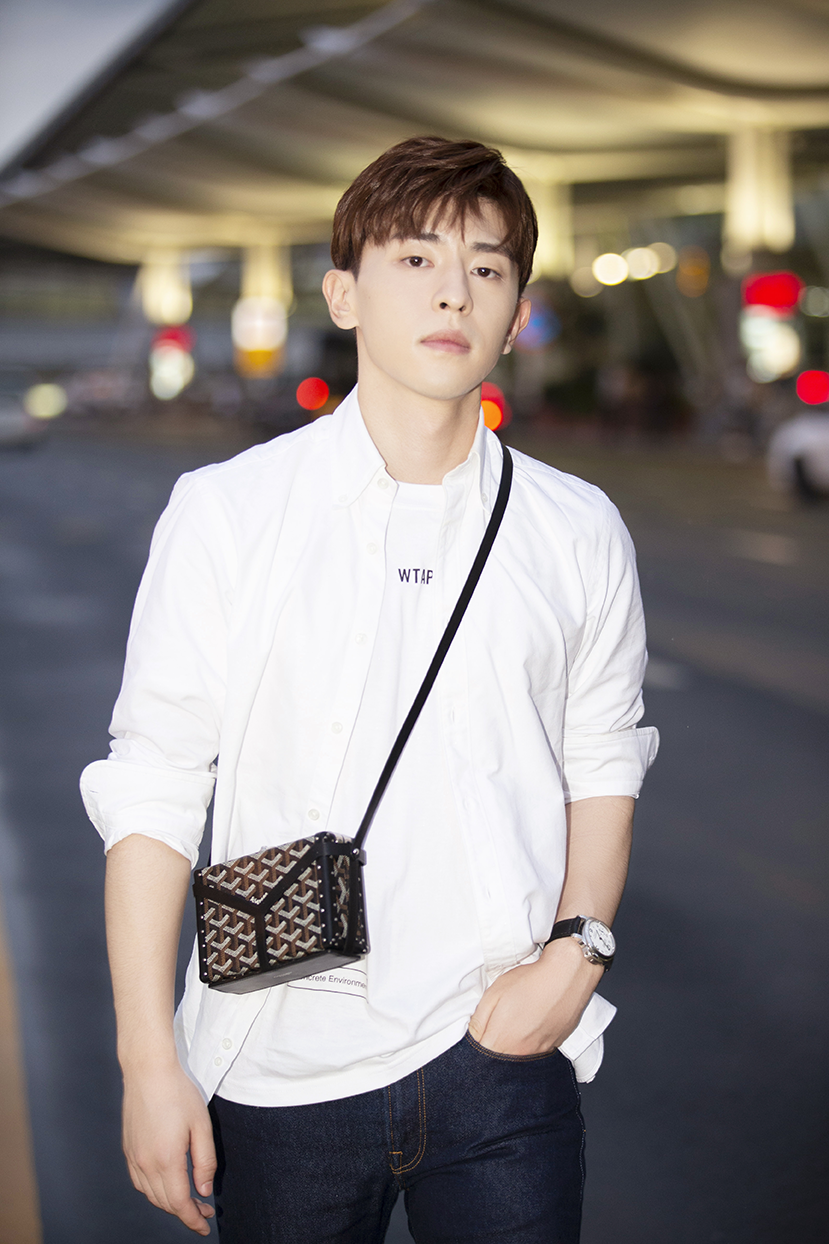 邓伦白衬衫叠搭简约清爽