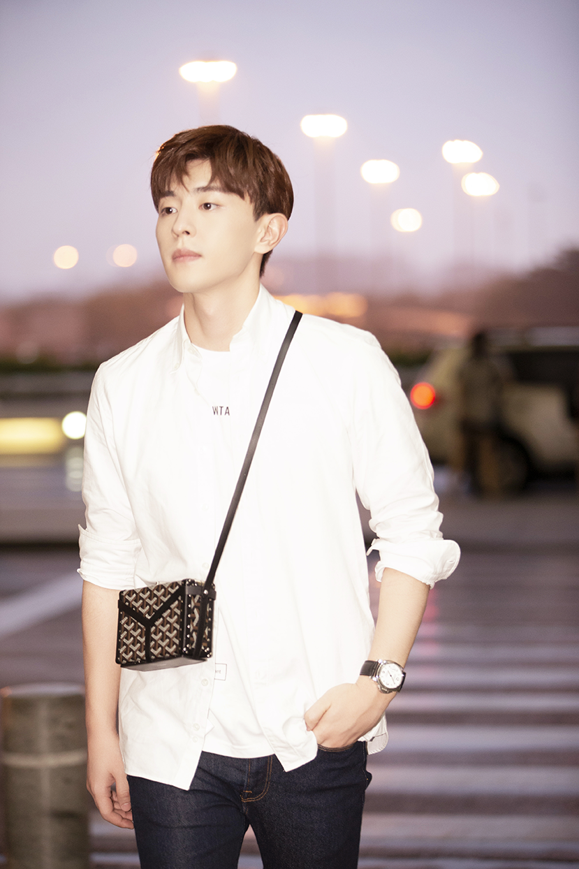 邓伦白衬衫叠搭简约清爽