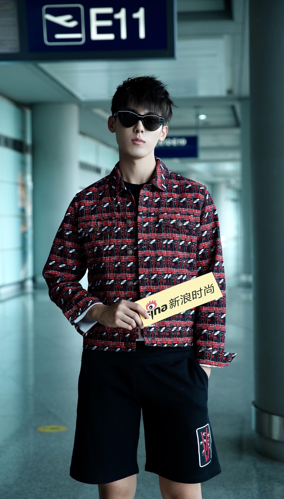 蔡尧启程巴黎男装周 印花夹克超酷十足