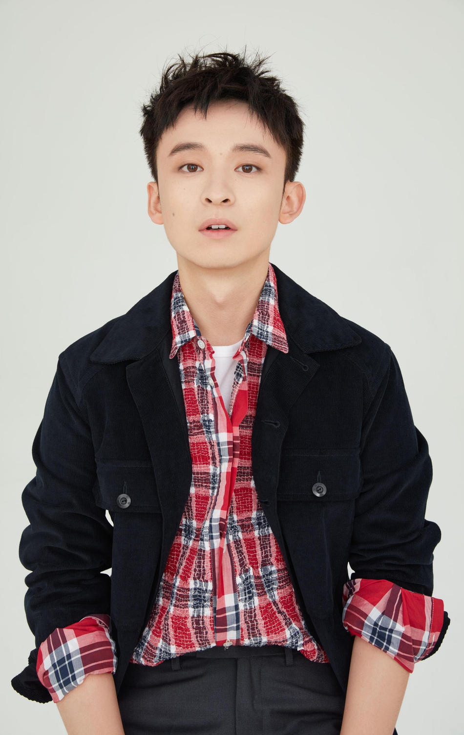 董子健校园风写真曝光 格子衫青春洋溢_高清图集_新浪网
