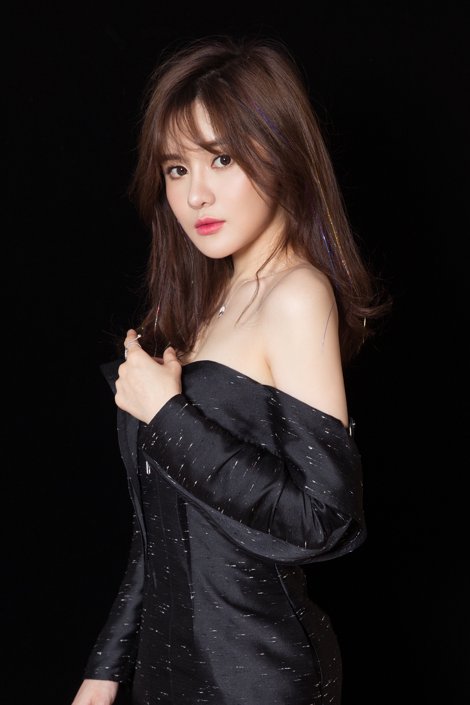 演员艾如出席活动 抹胸礼服秀出优美一字肩