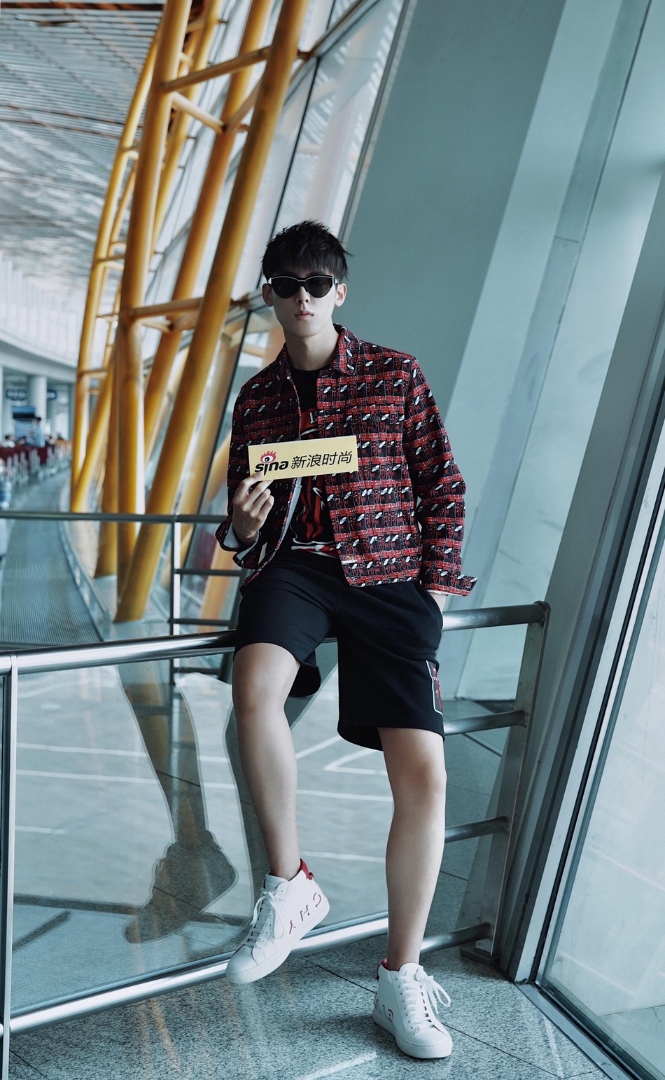 蔡尧启程巴黎男装周 印花夹克超酷十足_高清图集_新浪网