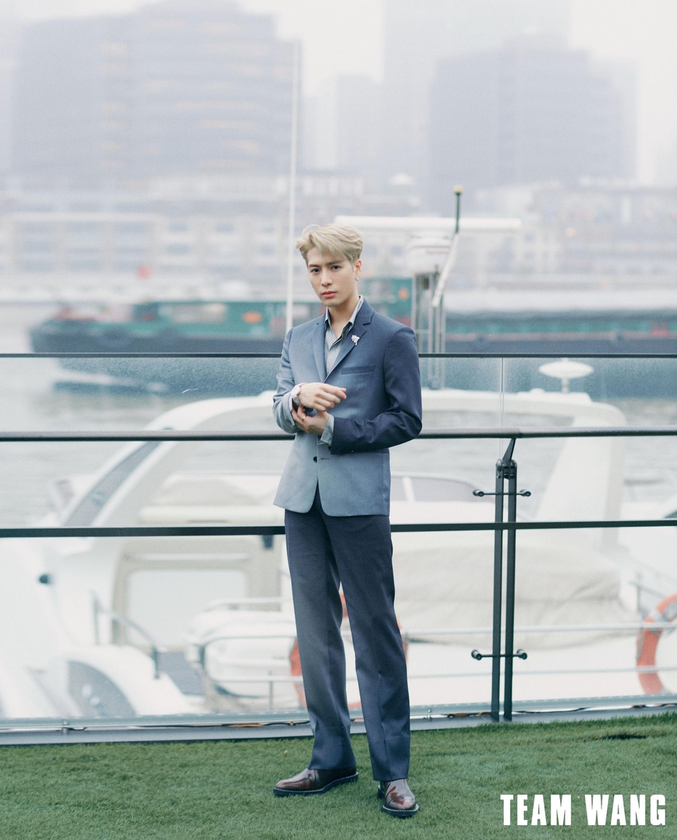 王嘉尔演绎清爽绅士渐变西装洒脱优雅