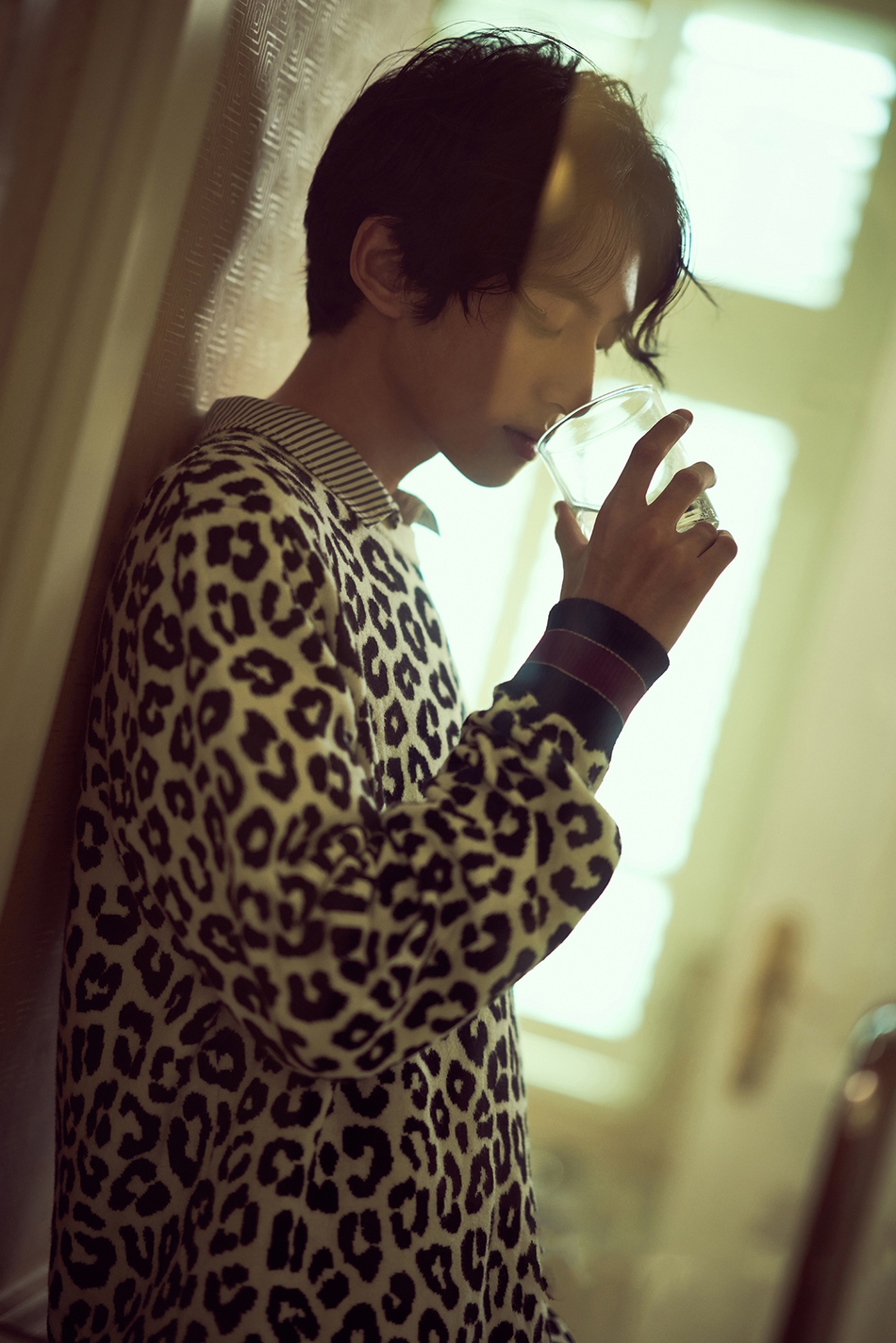 赵天宇曝日系大片本色少年的吉他与玫瑰花