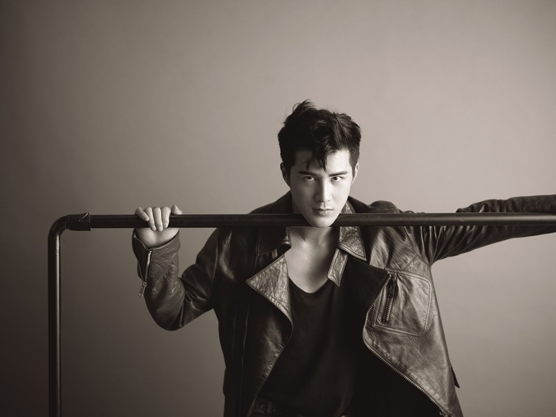 姜潮皮衣写真曝光 尽显干练不羁