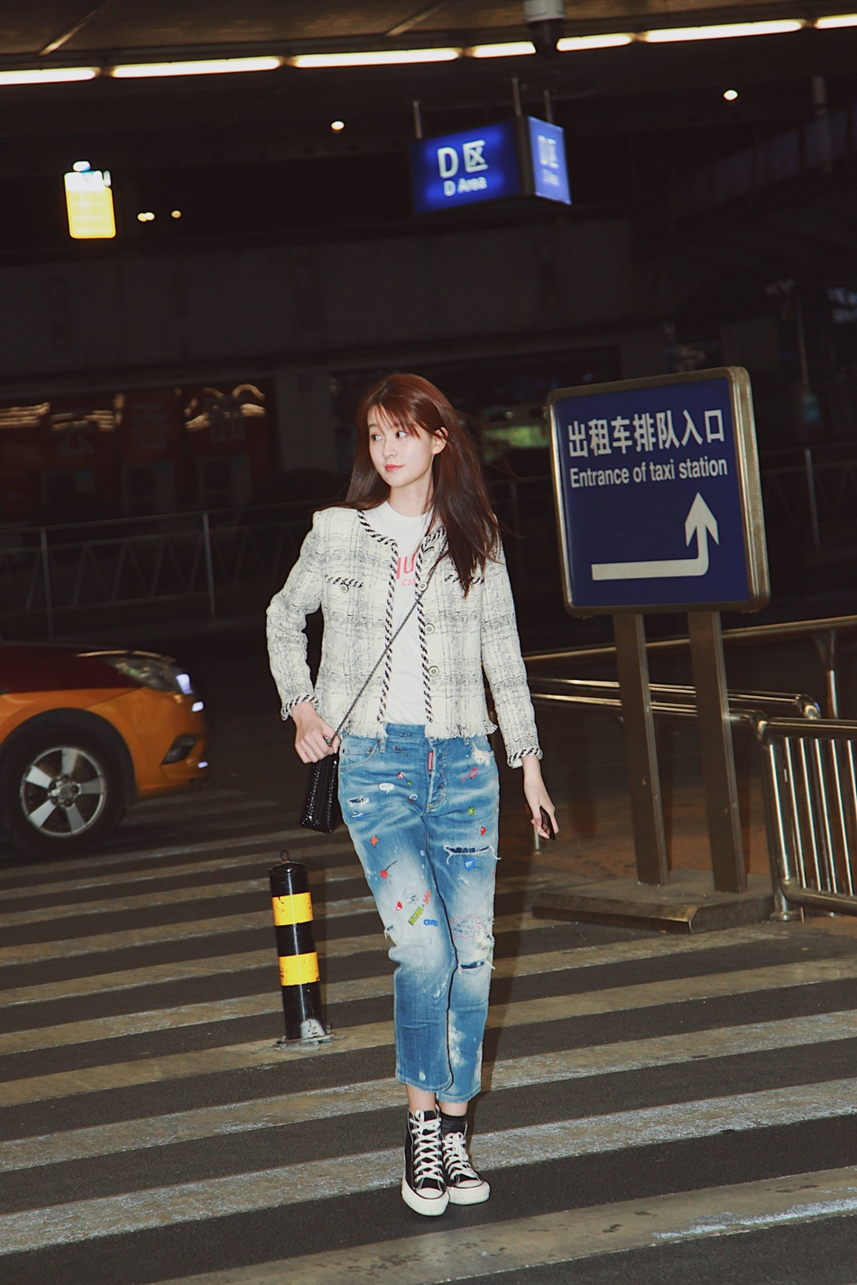 乔欣启程巴塞尔表展 时髦俏皮少女感满满