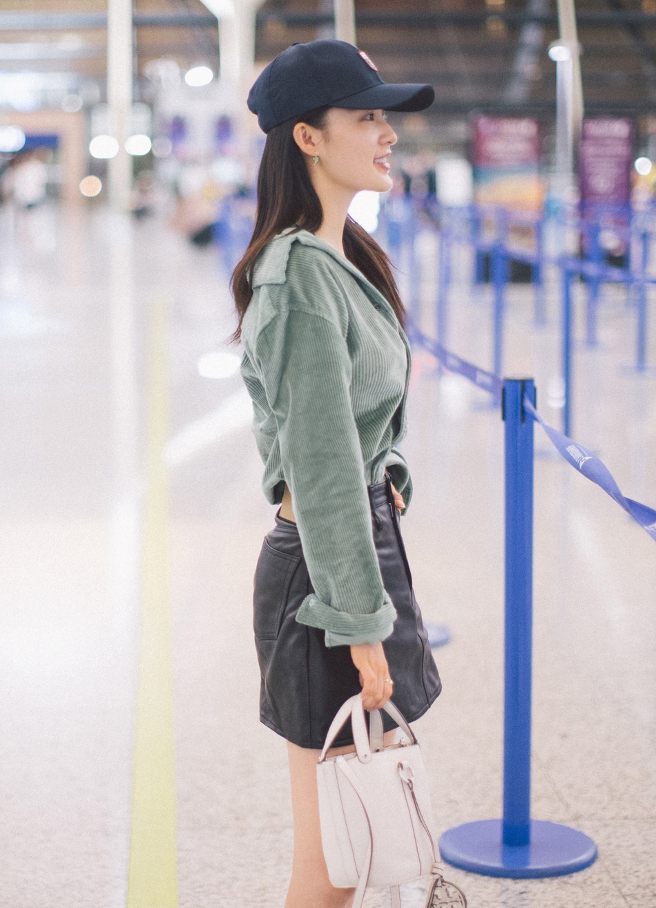 李沁现身机场 绿色衬衫复古清新