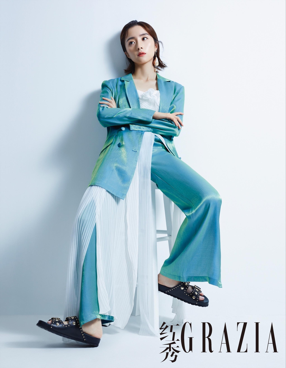 胡冰卿杂志大片释出 玩转简约干练风变酷girl