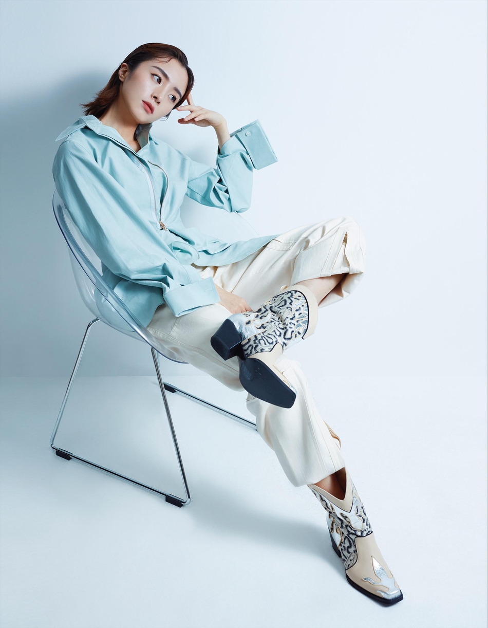 胡冰卿杂志大片释出 玩转简约干练风变酷girl
