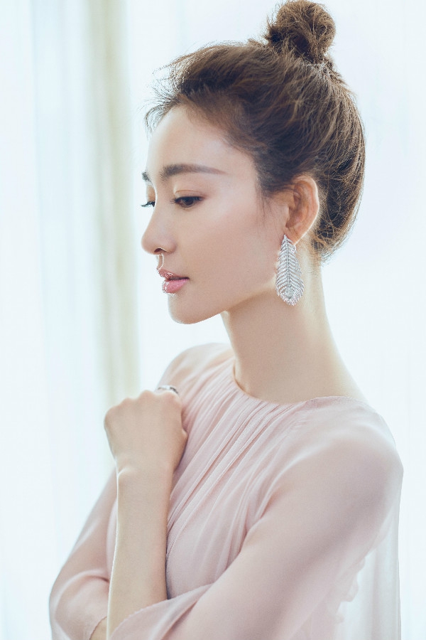 王丽坤粉裙轻灵 眉间英气被赞"高级脸"