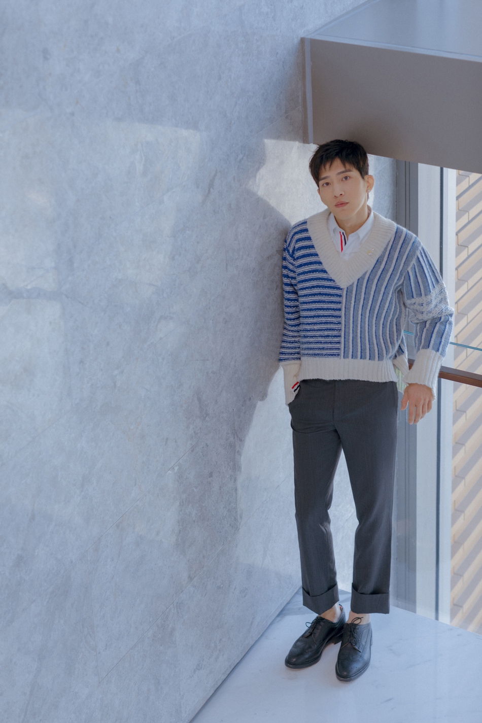井柏然出席新剧发布会 条纹毛衣满满少年气息