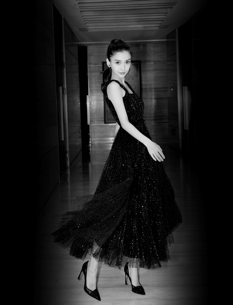 angelababy亮相华表奖 黑色吊带星空裙优雅别致