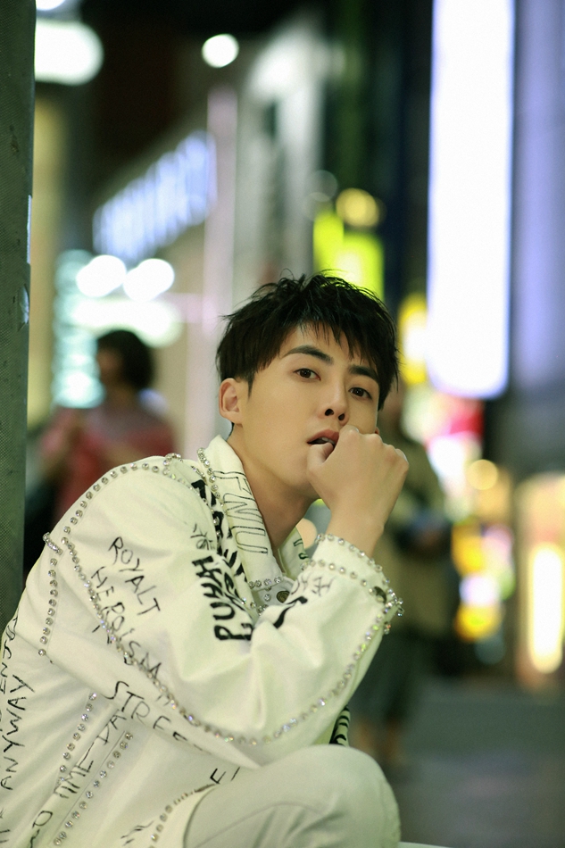 张睿最新写真曝光 冰激凌少年玩转街头嘻哈_高清图集_新浪网