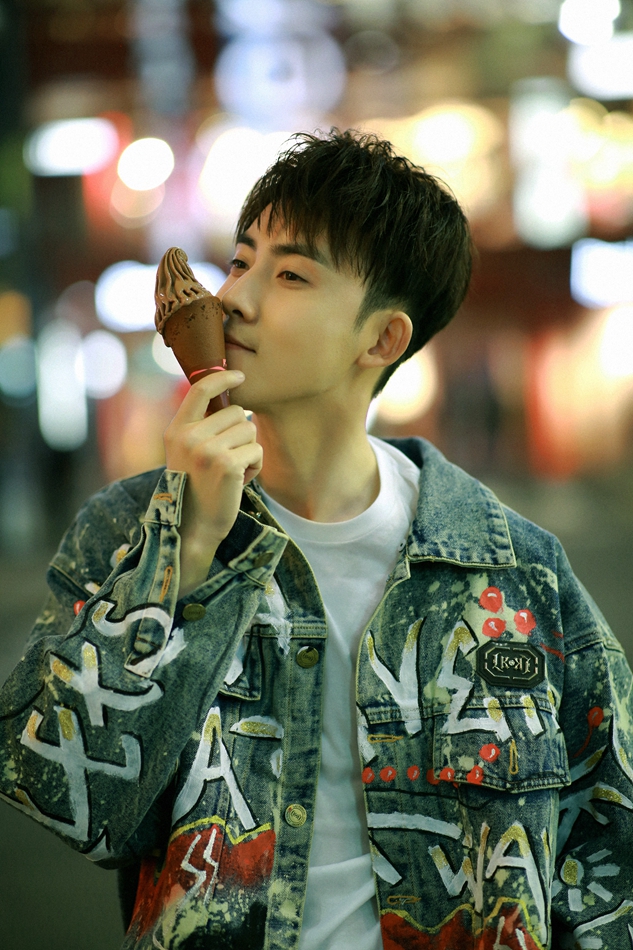 张睿最新写真曝光 冰激凌少年玩转街头嘻哈