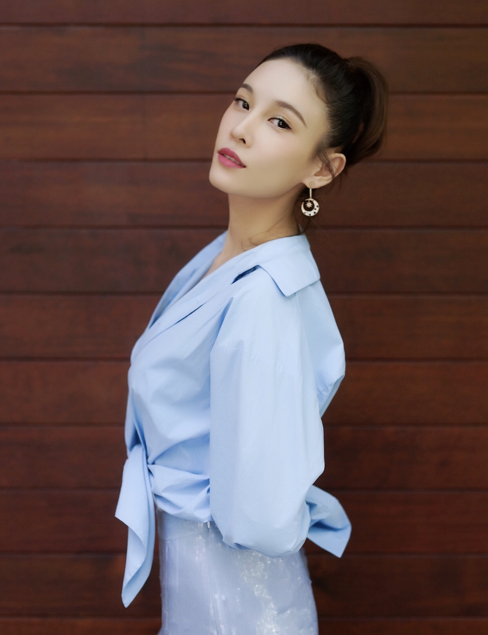 张蓝心蓝色衬衫搭配亮片长裤 清新亮丽简约大方