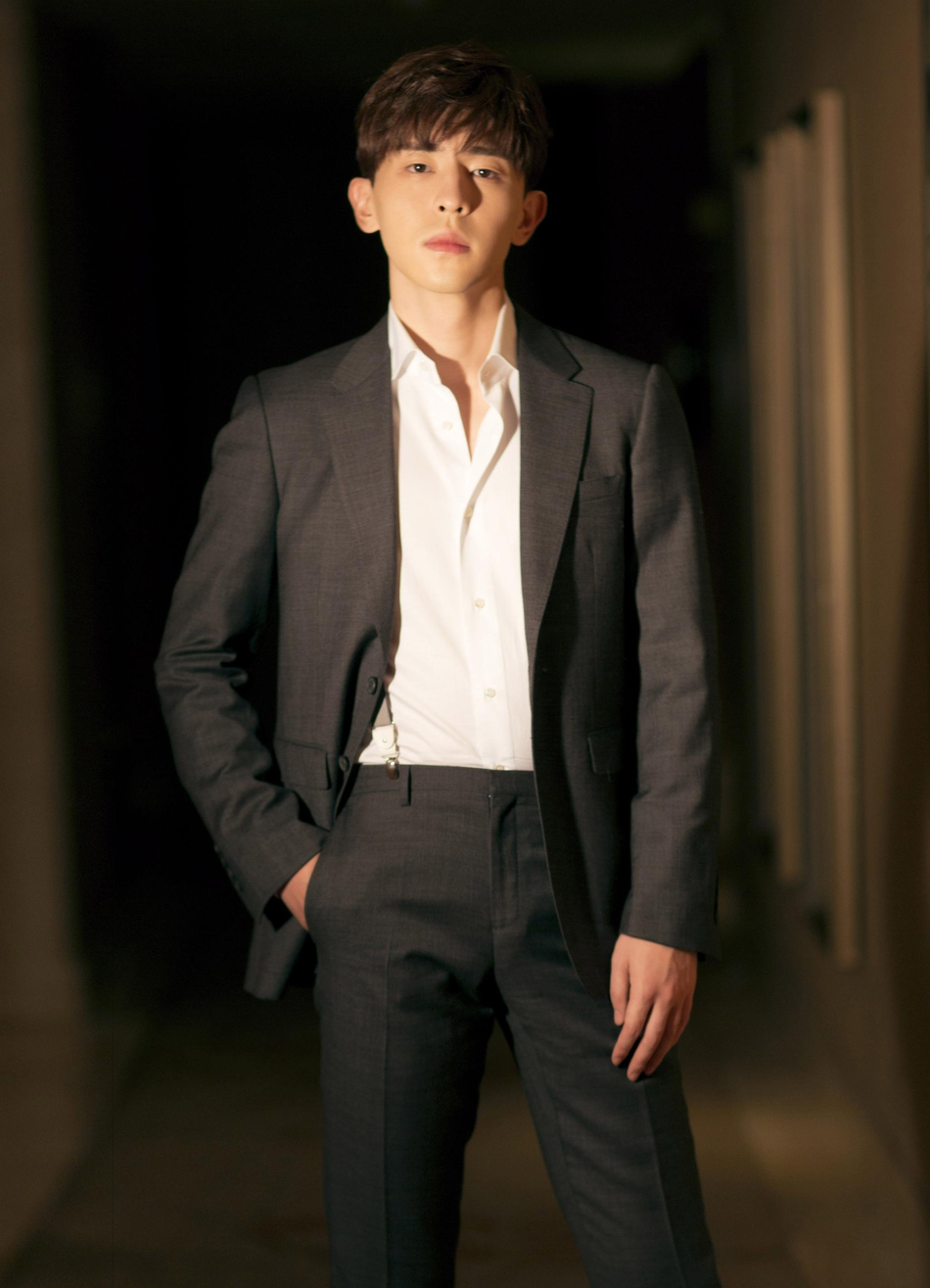 邓伦"西装杀"绅士撩人