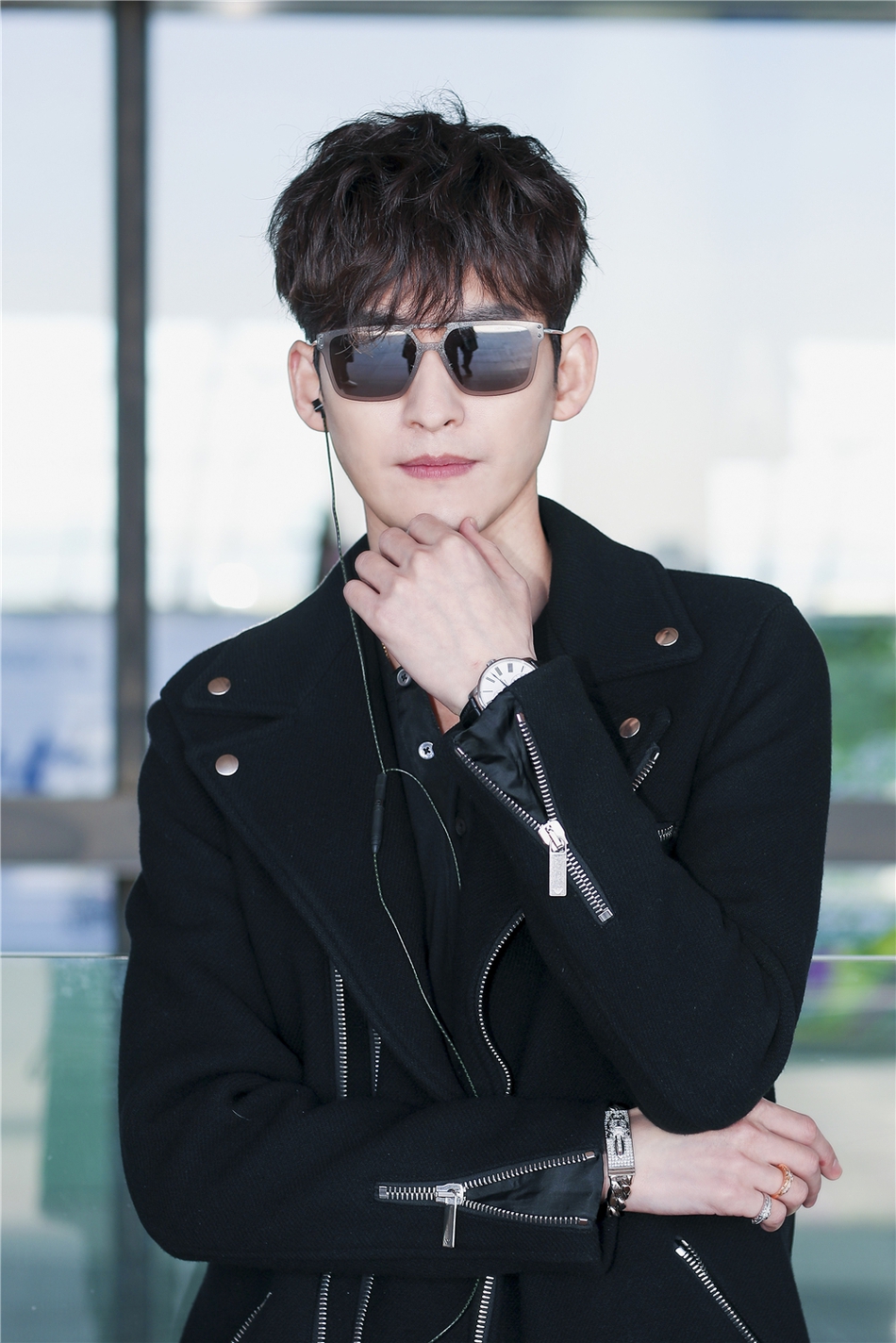 张翰出发前往日内瓦表展 黑色大衣硬朗帅气