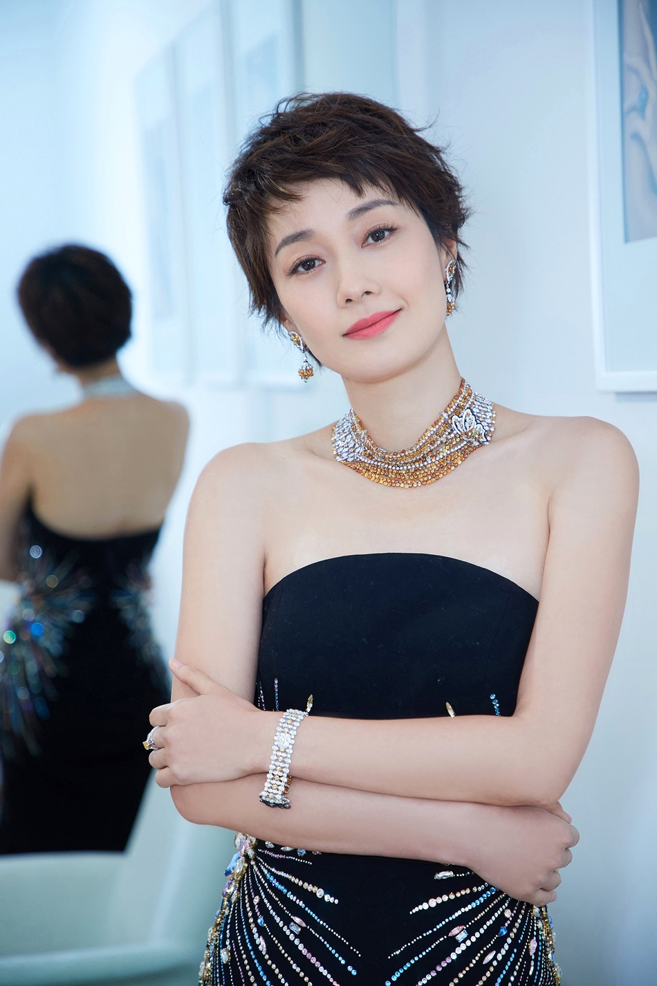 马伊琍受邀出席时尚活动装扮美艳笑容清丽沉静