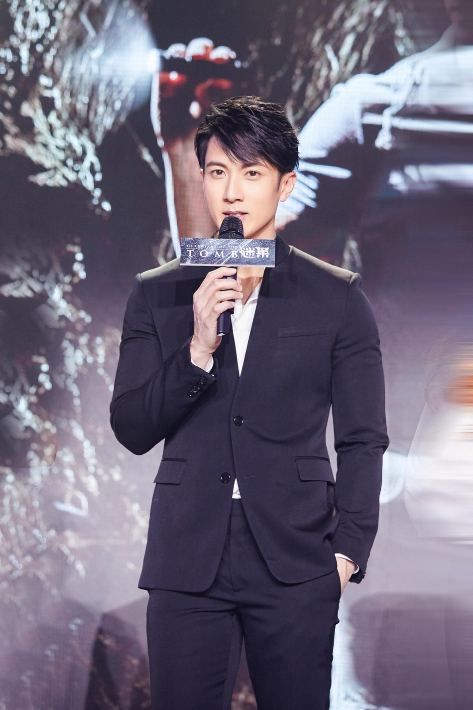 吴尊出席《谜巢》首映 黑色西装绅士帅气