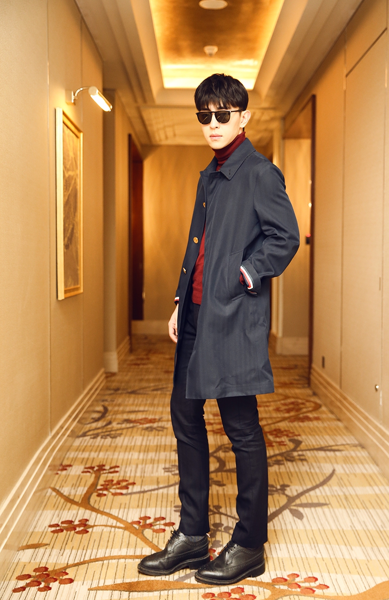 邓伦写真大片曝光 风衣造型秀长腿