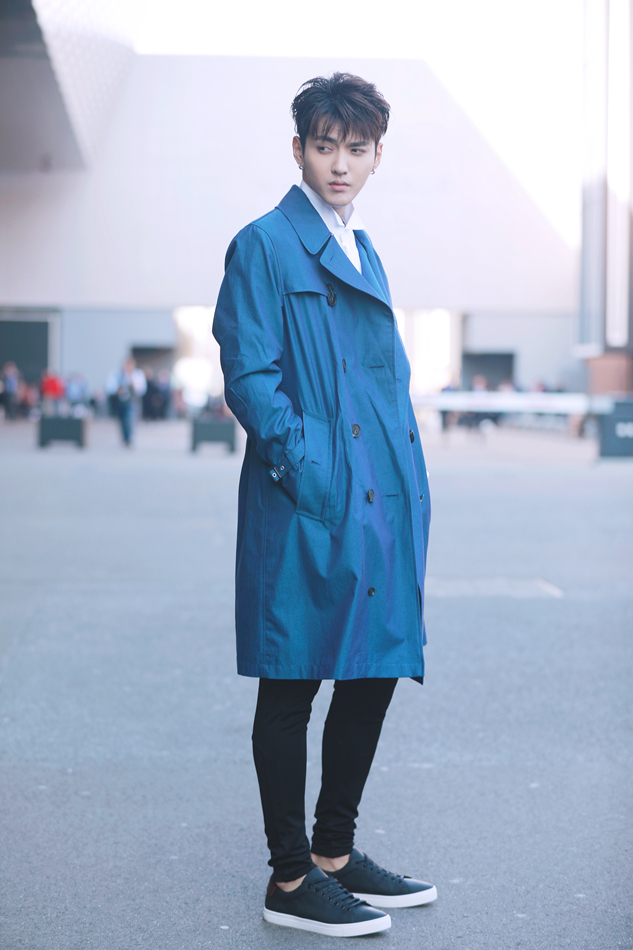 吴亦凡独宠风衣 亮相巴塞尔演绎稳重英伦范儿