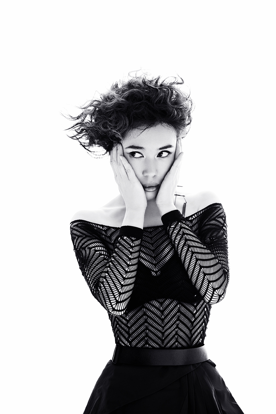 余男挑战爆炸头 大胆前卫气场十足(图)