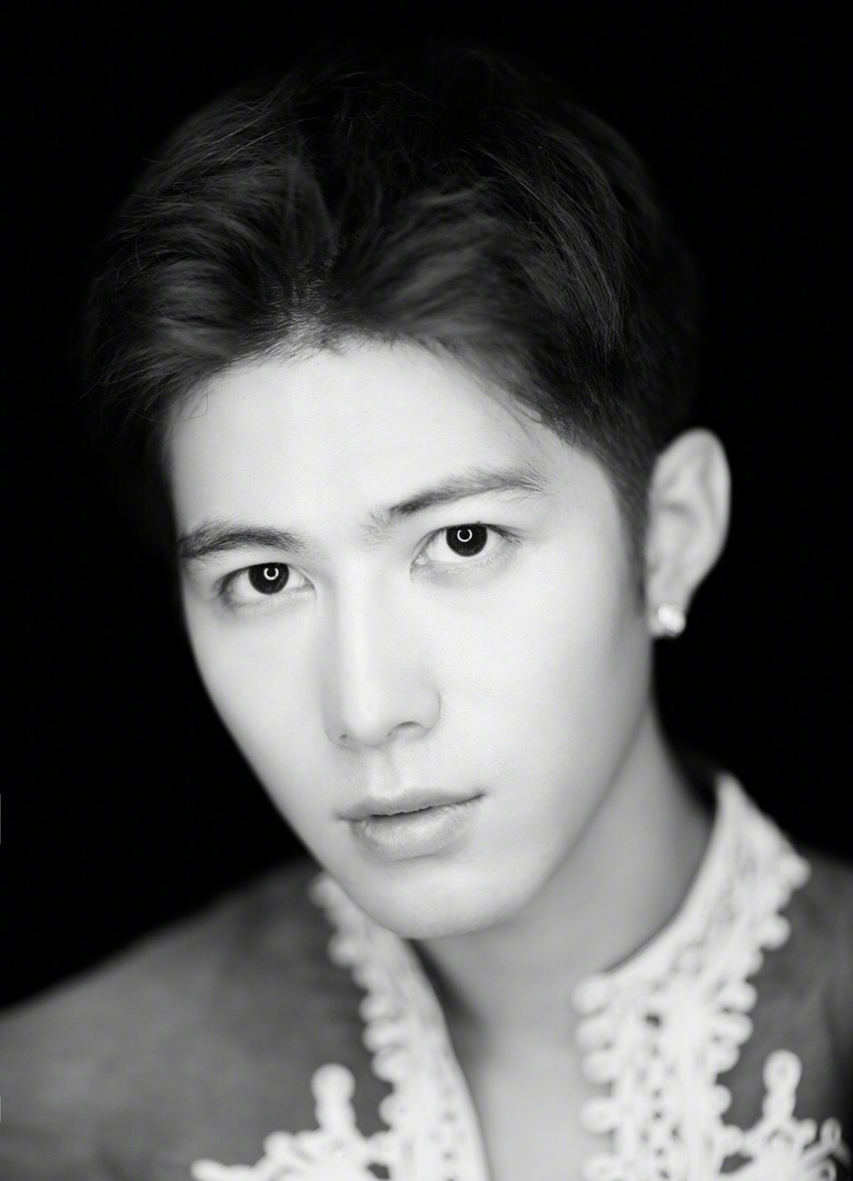 陈学冬化身风度翩翩贵公子 眼神冷峻演绎复古质感(图)_高清图集_新浪